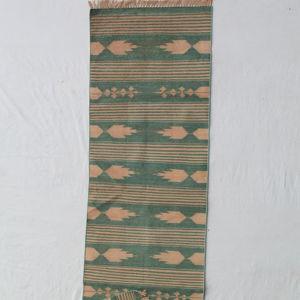 Alfombra Dhurrie de algodón tejida a mano artesanal india, técnica trenzada de 2x6 pies, patrón geométrico en zigzag disponible en varios colores para el hogar - Product Image 1