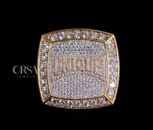 แหวนเพชรทรงสี่เหลี่ยมทันสมัยผู้จำหน่ายอินเดียเหมาะสำหรับลุคทันสมัยและมีสไตล์ที่หรูหรา - Product Image 4