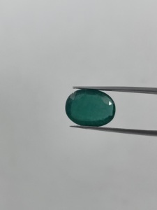 Émeraude de Zambie naturelle non traitée et non chauffée de très belle qualité de qualité supérieure coupe ovale 5.07 carats pour la fabrication de bijoux - Product Image 4