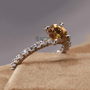 Solitario de diamante de corte redondo marrón con anillo de ajuste de punta de estilo acento para mujer - Product Image 1