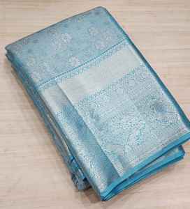 Patrones dorados intrincados de Saree Pishwas hechos a medida con motivos geométricos florales en una viscosa Modal de boda de base roja magenta - Product Image 2