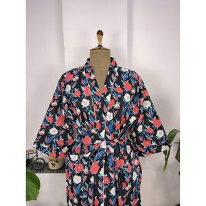 Kimono de algodón de lujo con estampado indio bohemio y diseño floral de medianoche, perfecto para vacaciones de verano. - Product Image 4