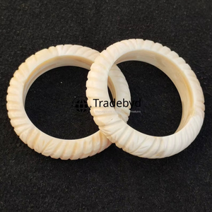 Brazalete Artesanal con Incrustaciones de Hueso y Engaste de Bisel, Joyería de Diseño Premium Unisex, Regalo Moderno de Tradebyd - Product Image 1
