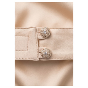 Robe de soirée kaftan beige en satin tissé, une pièce, avec décolleté en V et détail sur la poitrine - Product Image 5