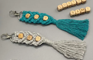 Regalos únicos hechos a mano, llavero de encaje con nombre personalizado, estilo bohemio, cuerda de algodón de alta calidad con cuentas de madera natural - Product Image 2