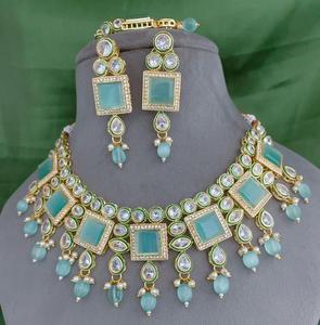 Ensemble collier et boucles d'oreilles de qualité supérieure classique plaqué or avec pierres Kundan, look de bijoux pour mariage, collection pour femmes - Product Image 1