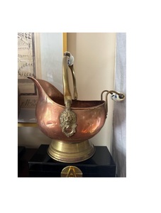 Cubo de carbón de cobre acabado antiguo con un diseño clásico y resistente e ideal para agregar encanto rústico a una chimenea - Product Image 2