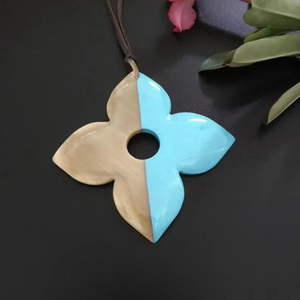 Meilleure vente collier pendentif en corne de buffle écologique étanche à la main Style animal bijoux pour femmes en vrac - Product Image 1