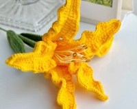 Bouquet de fleurs artificielles en tricot créatif, lys jaune magnifique, fini au crochet à la main, avec des feux d'artifice faits à la main