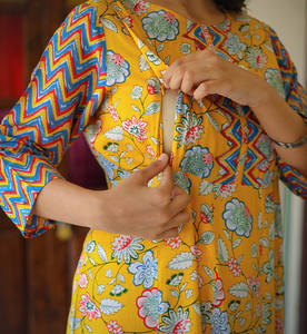 Robe Anarkali de maternité en rayonne à imprimé floral jaune pour femmes, avec col rond et manches 3/4, conçue pour un port confortable - Product Image 4