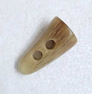 กระดุมเขาสัตว์ธรรมชาติคุณภาพสูง รูปวงรี 2 รู ขัดเงา กันน้ำ สำหรับกางเกงยีนส์ เสื้อโค้ท แจ็คเก็ต กระเป๋า สีธรรมชาติ รับทำโลโก้ตามสั่ง - Product Image 4