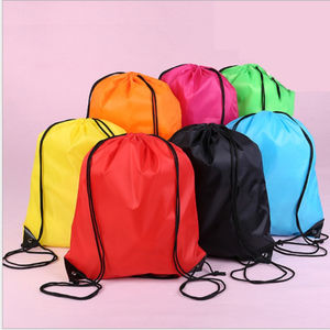 Sacs de cordes de tirage blanc bleu personnalisés colorés promotionnels sacs de sport de gymnastique anti-poussière en polyester sergé personnalisés - Product Image 6