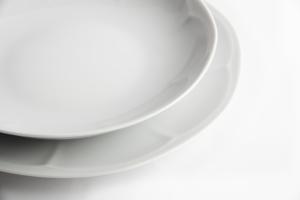 Service de table rond en porcelaine 18 pièces Caterina par Excelsa, design italien classique, élégant, minimaliste, blanc - Product Image 3