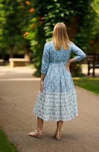 Robe en coton imprimée à la main Amaya, style bohème, motif floral blanc et bleu, mode éthique - Product Image 4