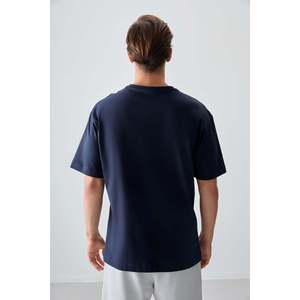 เสื้อยืดโอเวอร์ไซส์ผู้ชาย Air Jones สีกรมท่า ผ้าฝ้าย 100% เนื้อผ้านุ่มหนา พิมพ์ลาย สำหรับสวมใส่ลำลองสไตล์สตรีทแวร์ - Product Image 4