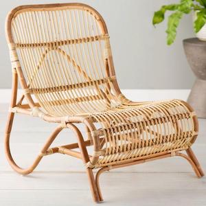 Chaise en rotin durable magnifiquement conçue pour une utilisation extérieure et intérieure dans les ensembles de jardin - Product Image 1