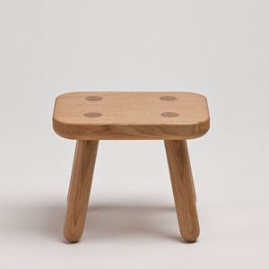 Tabouret en bois durable parfait pour un usage domestique quotidien offrant une résistance durable et une beauté en bois rustique naturel - Product Image 1