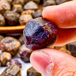 Cristallo di Granato Rosso Naturale Non Lucidato con Crepe e Detriti Unici per Regalo - Product Image 5