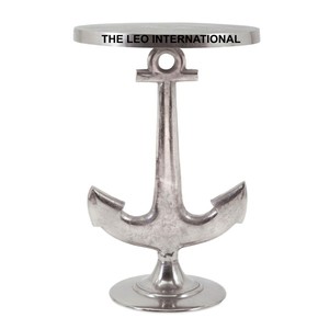 Mesa Auxiliar Elegante y Admirable para Sala de Estar, Diseño Metálico Único y Lujoso, Acabado Plateado Pulido Brillante, Muy Solicitada - Product Image 1