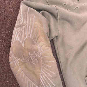 Sweat à capuche oversize conçu pour la mode urbaine moderne, idéal pour les ensembles d'automne, offrant confort et coupe élégante pour un usage quotidien - Product Image 5