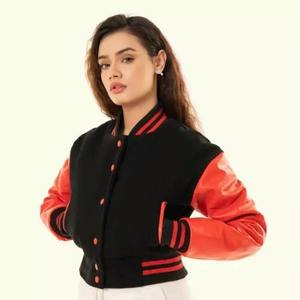 Chaqueta universitaria negra y roja personalizada al por mayor, chaqueta de béisbol para mujer, Chaqueta corta de lana y letras para mujer - Product Image 2