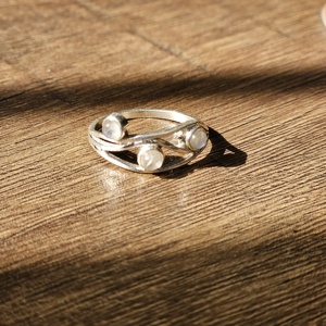 Anillo redondo de plata con piedra lunar para su mejor regalo para fiesta de boda de compromiso o aniversario - Product Image 3