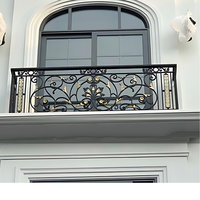Élégant balcon en verre de luxe avec auvent: solutions de garde-corps parfaites pour les maisons modernes