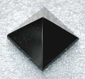 Pyramide en marbre noir naturel, pierre précieuse polie à la main avec accents de cristal - Product Image 5