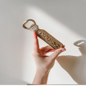 Ouvre-bouteille 'OAK' en laiton de style vintage, un accessoire charmant et rustique avec une poignée texturée. - Product Image 1