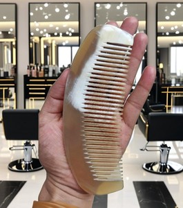 Peigne en corne naturelle de qualité supérieure, outil de toilettage et de coiffage durable avec des dents lisses - Product Image 1