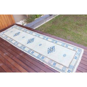 Alfombra Turca de 2.8x9.1 pies, Alfombra Floral Azul y Blanca de Lana - Product Image 2