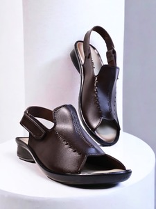 Sandalia de suela de PU suave de la mejor calidad con parte superior de cuero que ofrece comodidad sin esfuerzo y embalaje personalizado elegante - Product Image 1