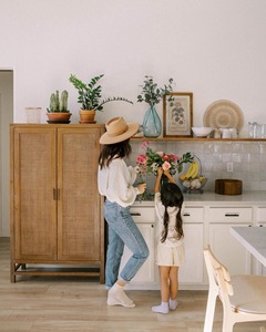 Moderno Armario de Almacenamiento Multifuncional de Madera Maciza de Ratán y Mango de 37 Pulgadas, Color Marrón Claro, 2 Puertas, Ecológico, Resistente al Agua - Product Image 5