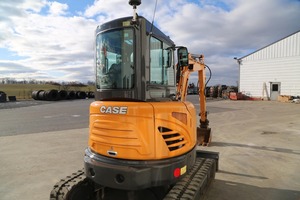 Miniexcavadora Case CX37C 2022 con cabina, dos velocidades, joystick auxiliar de 2 vías, brazo proporcional largo con soporte para pulgar y orugas de goma. - Product Image 3
