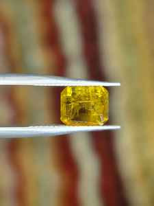 Pierre précieuse Glow Gemstone 2,05 carats, clinzoïsite naturelle taille émeraude, non traitée, jaune, origine Pakistan, pour la fabrication de bijoux - Product Image 3