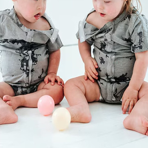 บอดี้สูทสำหรับทารกแบบเข้า-ออกแนวตั้งสีเทาสไตล์กำหนดเองบอดี้สูทแบบปรับไหล่หนีบเข้าได้เสื้อผ้าแบบท่อและพอร์ตเสื้อผ้าแบบ Nicu/Picu - Product Image 1