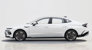 Sedán Premium 2024 con Motor 1.5T, Volante a la Izquierda, 5 Plazas, Techo Solar Eléctrico, Pantalla Táctil LCD de 12.3 Pulgadas, Alto Rendimiento y Eficiencia de Combustible - Product Image 4