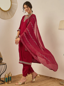 Conjunto de Kurta y Pantalón de Rayón Viscosa Bordado para Mujer de la Mejor Calidad con Dupatta de Seda Chanderi, Suministro Mundial Disponible - Product Image 3
