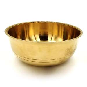 Grand bol de service en laiton de conception traditionnelle avec des motifs en relief adaptés à un usage domestique de mariages ou à des fins de don - Product Image 4