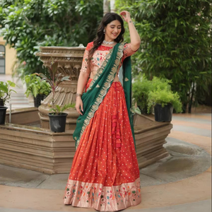 Ropa de fiesta para mujer de alta calidad Jacquard Lehenga Choli con Dupatta bordada de seda rusa disponible para la venta desde India - Product Image 1