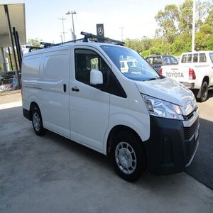 Minibuses/Minivans Hiace Usados 2023, 15 Asientos, Automáticos, Faros LED, Interior de Cuero, Neumáticos R17, Motor a Gasolina con Emisión Euro VI, en Venta - Product Image 3