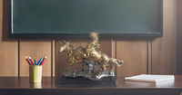 Statue de cheval de course en résine de conception moderne faite à la main bonne chance finition vieillie pour vastu Feng Shui pour décor de table de bureau à domicile