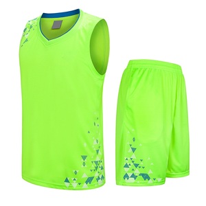 Jersey y pantalones cortos de baloncesto sublimados para hombre, jersey de diseño con cuello en V de tela de secado rápido, fabricante de ropa deportiva COSH - Product Image 1