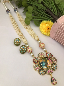 Radha Krishna Pendant Mala Set Joyería étnica tradicional con detalles intrincados Ideal para ocasiones espirituales y festivas - Product Image 5
