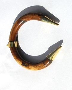 Colgante Religioso de Hueso con Incrustaciones de Oro Hecho a Mano para Decoración de Bodas y Regalo - Product Image 3