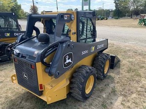 Chargeuse compacte sur pneus diesel John Deere, équipement de construction jaune - Product Image 3