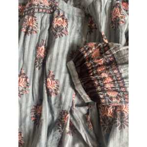 Blusa Omara para Mujer, Estampado Floral a Cuadros, Camisa Larga con Bordado de Encaje, Popelina, Talla XL, Uso Diario, 100% Algodón, Botones, Color Ceruleo Niebla - Product Image 4