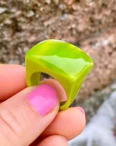 Venta al por mayor colorido transparente geométrico bola anillo de cristal fiesta Rave precio bajo resina acrílico anillo de mano para mujer - Product Image 4