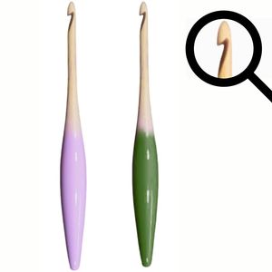 Aumenta tus ventas de accesorios con los cómodos y ergonómicos agujas de ganchillo, amadas por los creadores y las tiendas, disponibles en colores claros y oscuros de madera. - Product Image 1