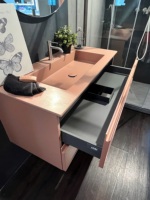 Meuble-lavabo suspendu rose pour salle de bain avec double tiroir, lavabo intégré en résine colorée et unité murale miroir assorti